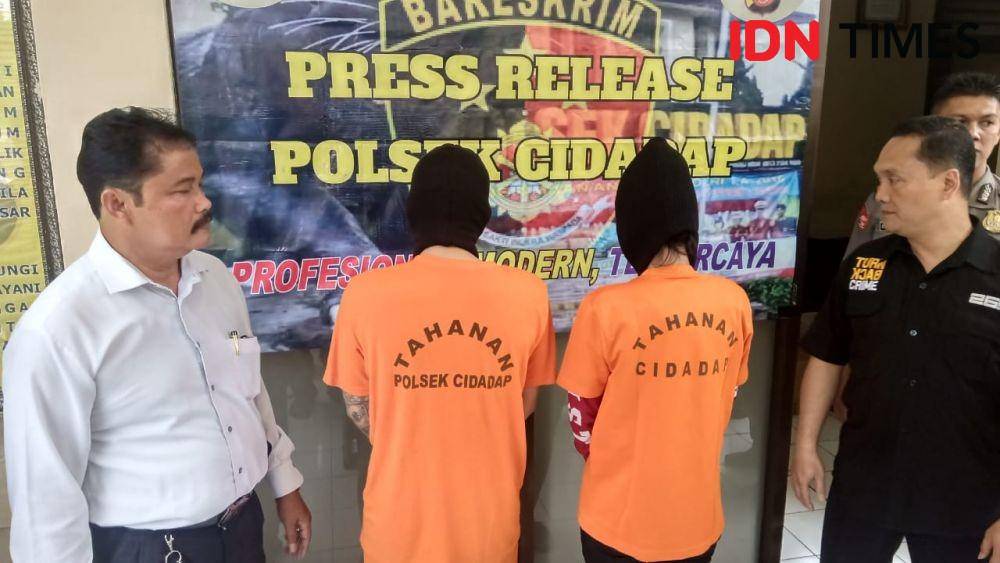 Sepasang kekasih di Bandung ditahan polisi karena melakukan penganiayaan pada seorang mahasiswa (IDN Times/Galih Persiana)