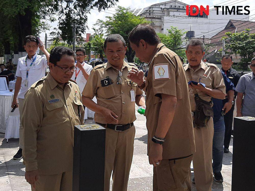 Walikota Yogyakarta, Haryadi Suyuti meninjau proyek pemasangan kabel optik di kawasan Pedestrian Jalan Jenderal Sudirman, Senin (9/12/2019). IDNTimes/Holy Kartika