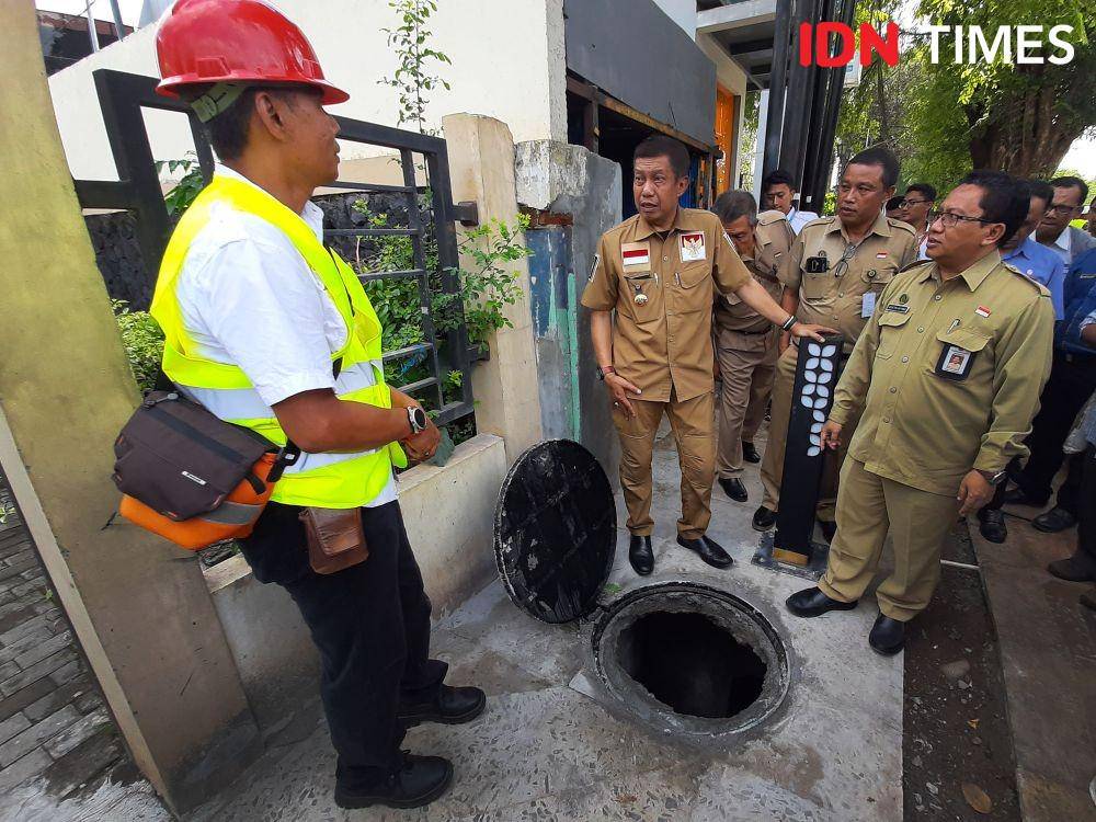 Walikota Yogyakarta, Haryadi Suyuti meninjau proyek pemasangan kabel optik di kawasan Pedestrian Jalan Jenderal Sudirman, Senin (9/12/2019). IDNTimes/Holy Kartika