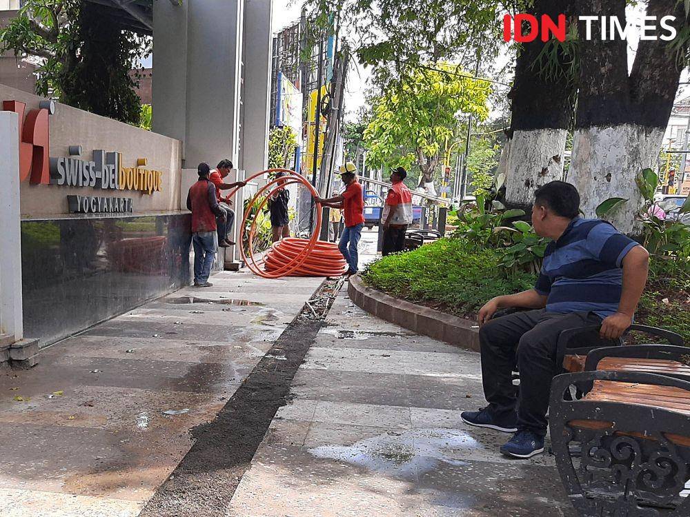 Pemasangan kabel optik di kawasan Pedestrian Jalan Jenderal Sudirman, Senin (9/12/2019). IDNTimes/Holy Kartika