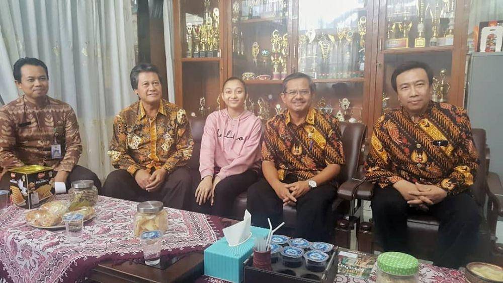 Shalfa saat berada di kantor Wali Kota Kediri. Instagram.com/abdullah_abe