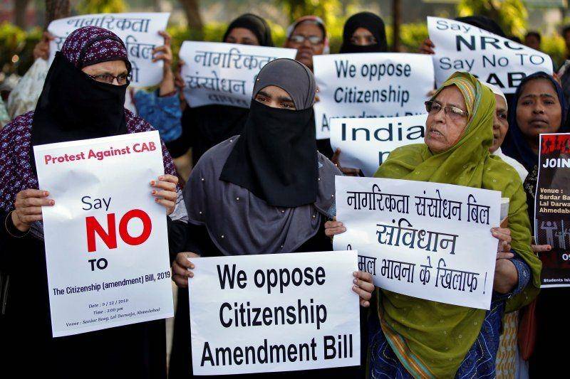 Pengunjuk rasa membawa poster saat protes atas RUU Perubahan Kewarganegaraan, sebuah RUU yang memberikan kewarganegaraan kepada warga dengan agama minoritas yang dianiaya di negara Muslim tetangga, di Ahmedabad, India, pada 9 Desember 2019. (ANTARA FOTO/REUTERS/Amit Dave)
