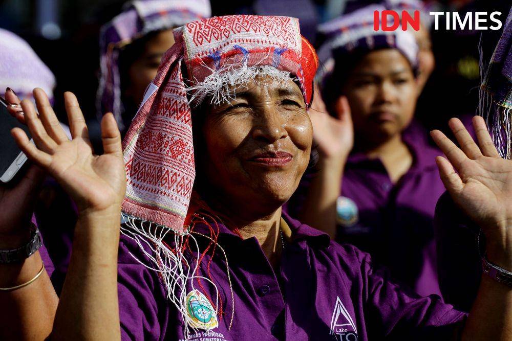 Festival danau Toba 2019 memecahkan Rekor MURI untuk pemakaian Bulang Sulappei atau tudung penutup kepala khas Simalungun terbanyak. (IDN Times/Prayugo Utomo)