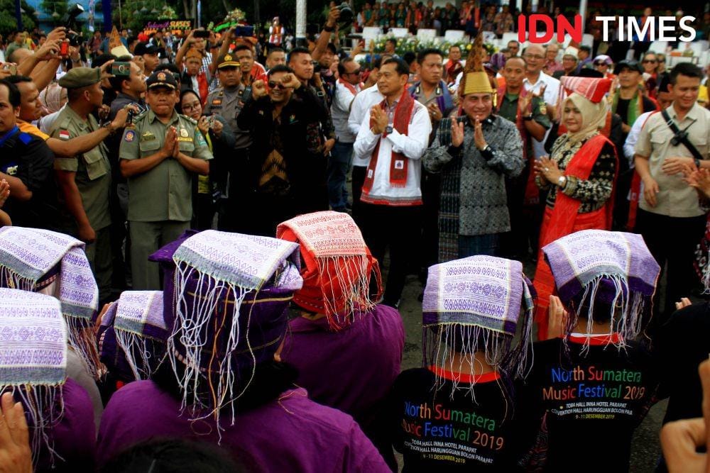 Gubernur Sumut Edy Rahmayadi menari bersama pengunjung FDT 2019 di Simalungun (IDN Times/Prayugo Utomo)
