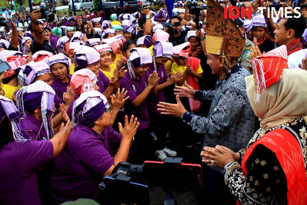 Gubernur Sumut Edy Rahmayadi menari bersama pengunjung FDT 2019 di Simalungun (IDN Times/Prayugo Utomo)