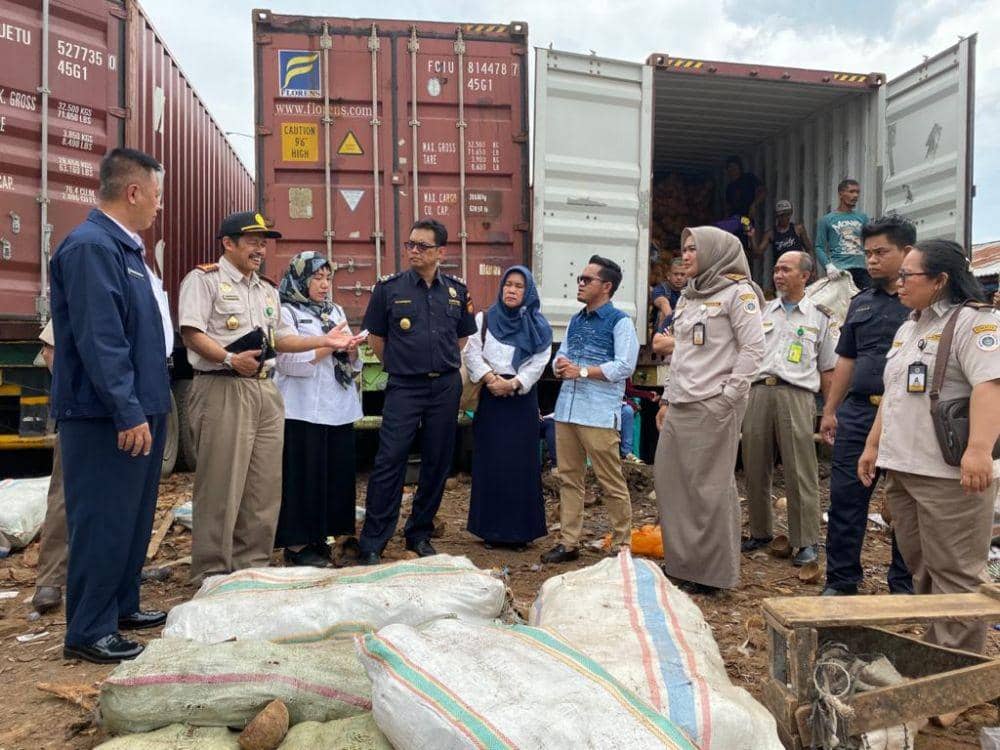 Proses peninjauan Balai Karantina di lokasi kontainer kelapa Sumsel (IDN Times/Istimewa)