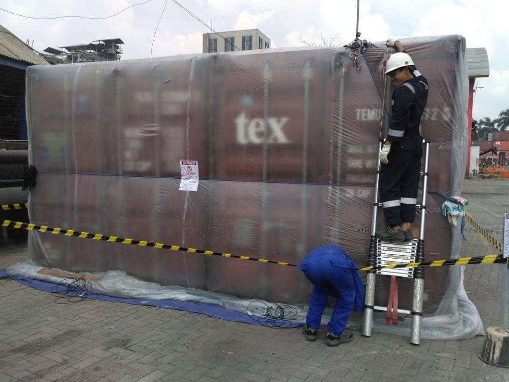 Proses fumigasi kelapa Sumsel (IDN Times/Istimewa)