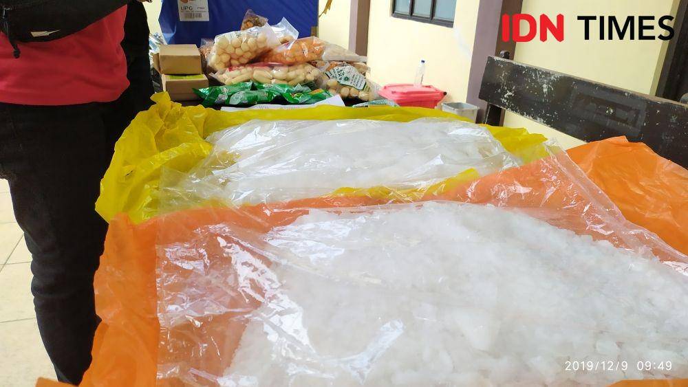 Barang bukti sabu 5 kilogram dari Pontianak, Kalbar yang diselundupkan ke Makassar dalam ekspos di RS Bhayangkara, Senin (9/12) / Sahrul Ramadan