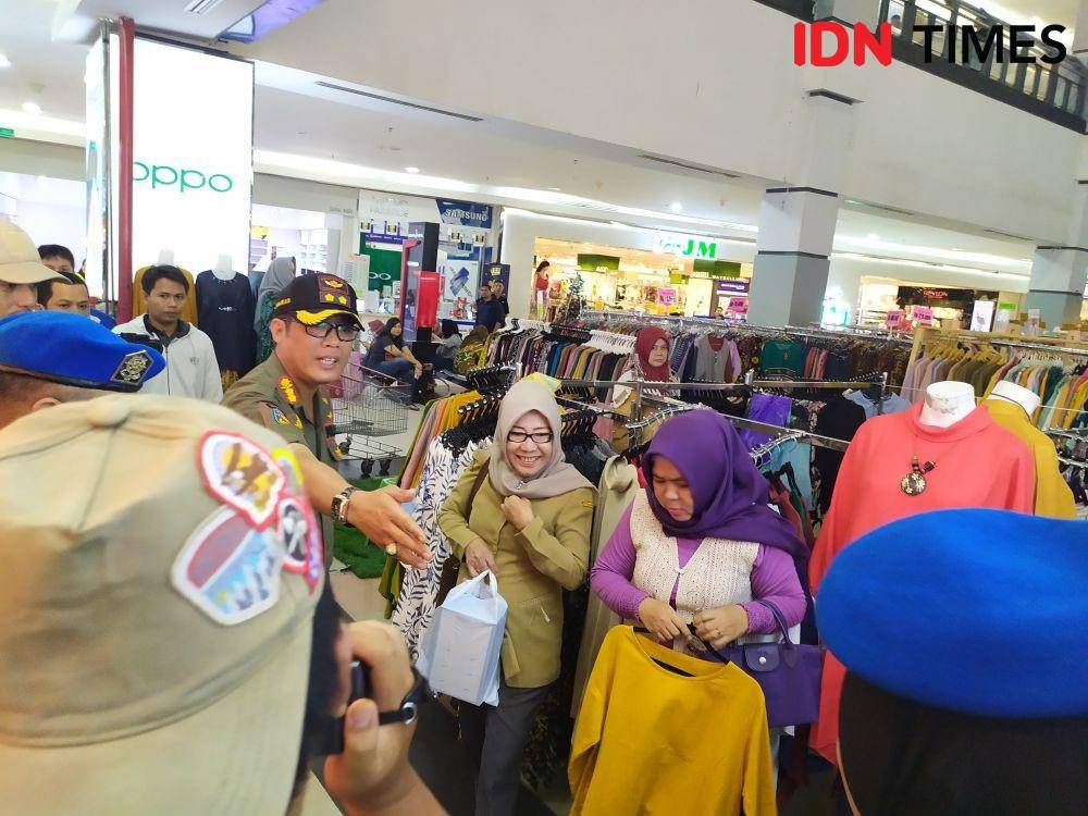 Para ASN yang kedapatan keluar di jam kerja diamankan (IDN Times/Rangga Erfizal)