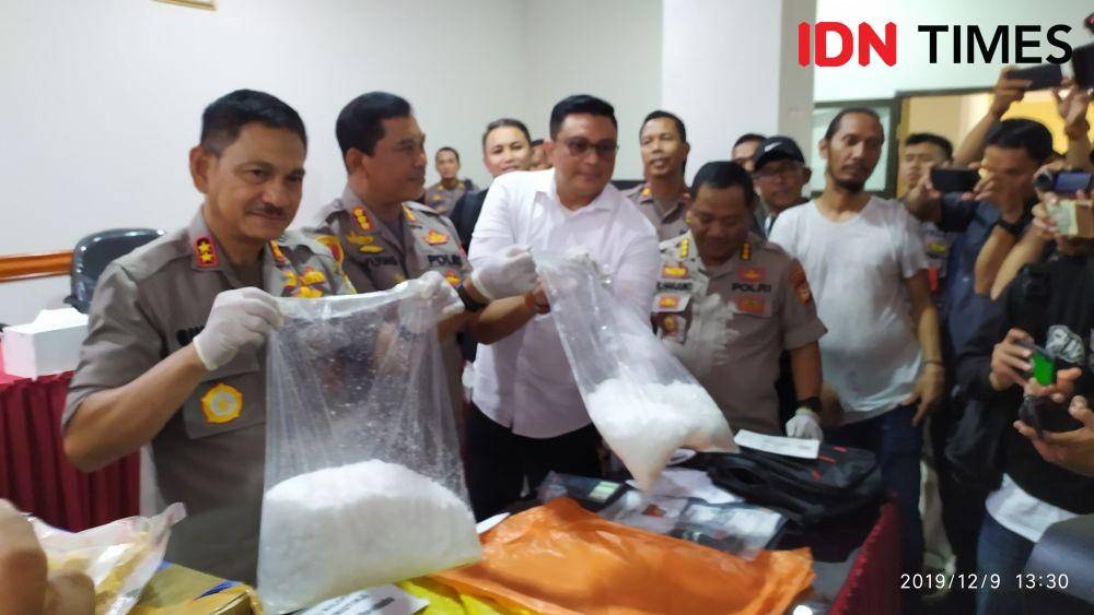 Kapolda Sulsel Irjen Pol Mas Guntur Laupe dalam ekspos hasil tangkapan 5 kilogram sabu di RS Bhayangkara Makassar, Senin (9/12) / Sahrul Ramadan