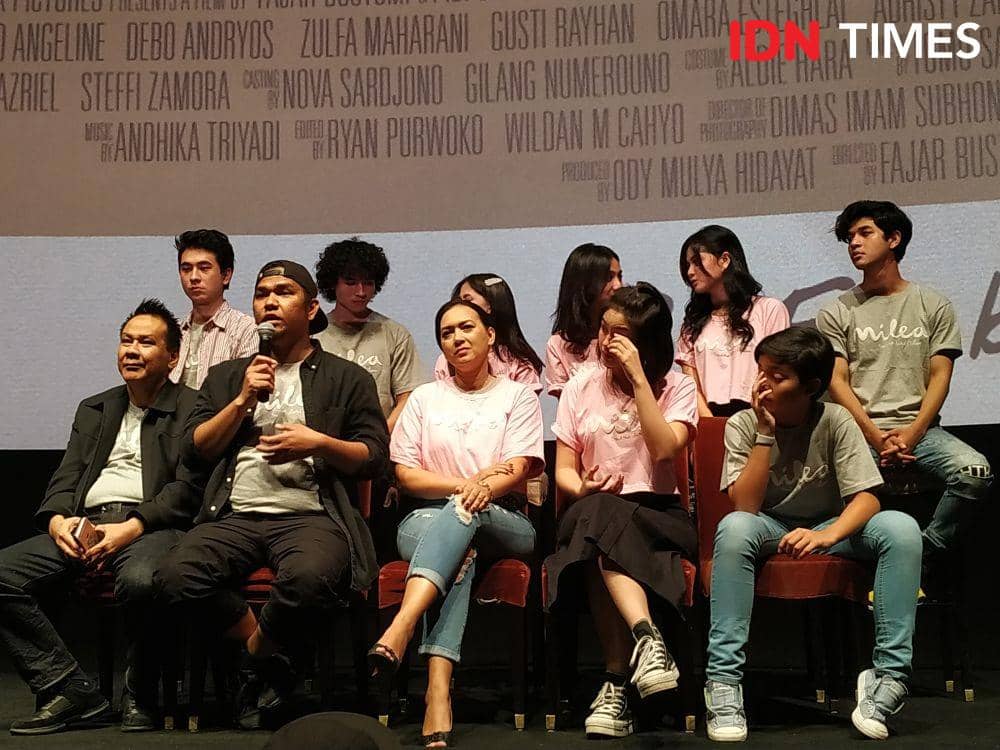 (pegang mic) Sutradara film Milea, Fajar Bustomi dalam press conference film Milea di Jakarta. 9 Desember 2019. IDN Times/Nadia Umara