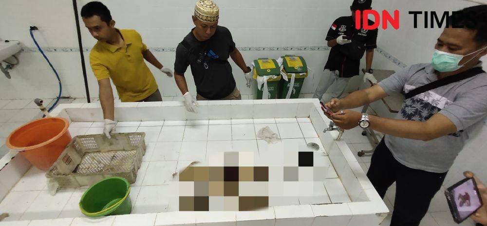Jenazah balita tanpa kepala saat diidentifikasi di ruang jenazah RSUD AW Sjahranie Samarinda (IDN Times/Yuda Almerio)