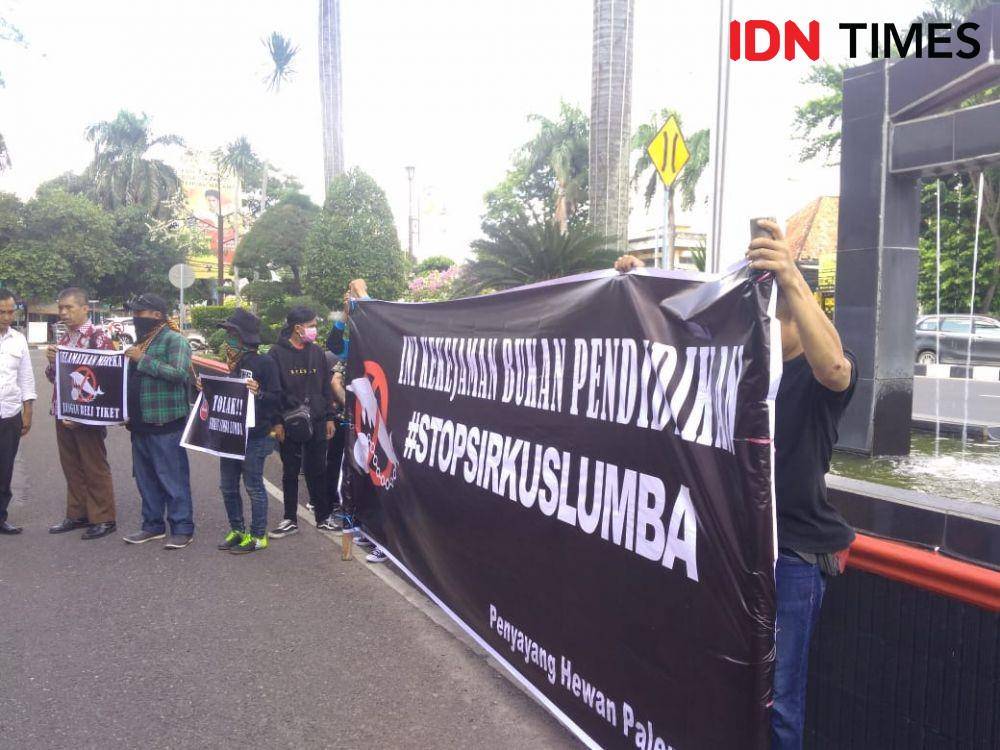Aksi komunitas penyayang hewan Palembang gelar aksi di Kantor Wali Kota Palembang (IDN Times/Feny Maulia Agustin)