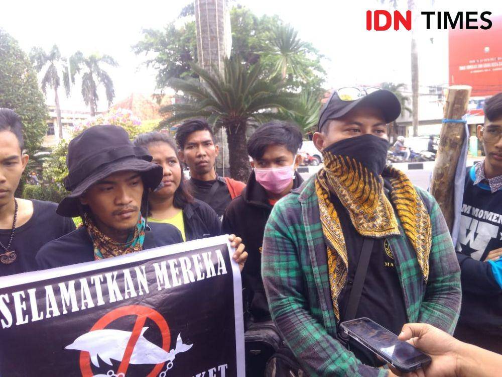 Aksi komunitas penyayang hewan Palembang gelar aksi di Kantor Wali Kota Palembang (IDN Times/Feny Maulia Agustin)