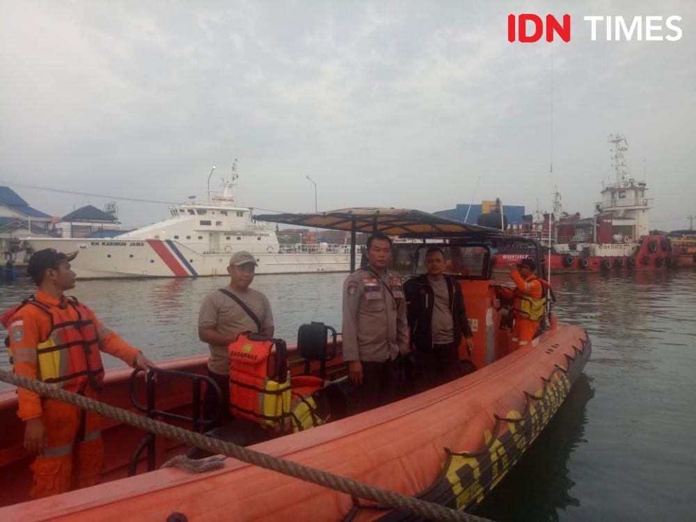 Personel SAR saat melakukan pencarian nelayan yang tersambar petir di Tambaklorok. IDN Times/Fariz Fardianto