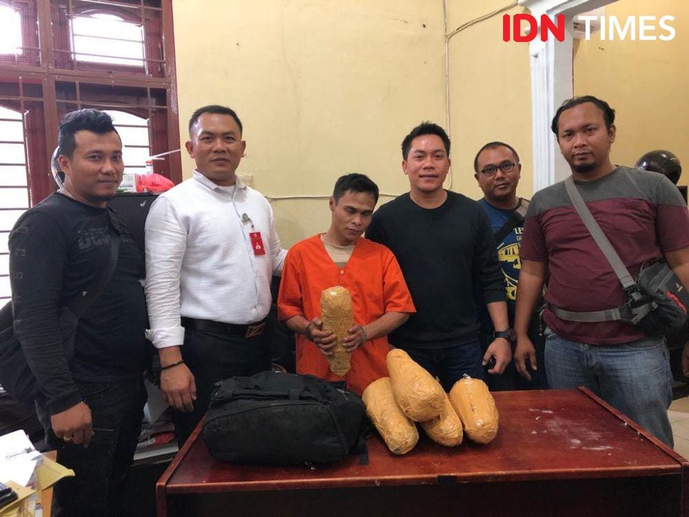 Seorang pria ditangkap karena jadi kurir ganja (IDN Times/Handoko)