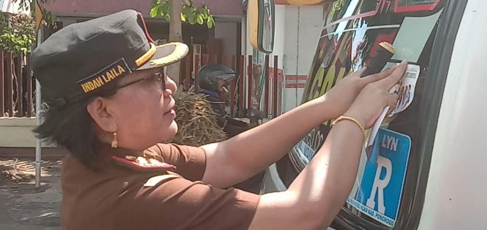 Kepala Kejari Ponorogo Indah Layla menempelkan stiker dalam rangka memperingati Hari Anti Korupsi sedunia.Dok.IDN Times/Istimewa-