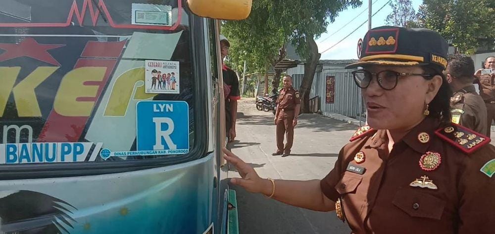 Kepala Kejari Ponorogo saat membagikan stiker dalam peringatan Hari Anti Korupsi sedunia. Dok.IDN Times/Istimewa