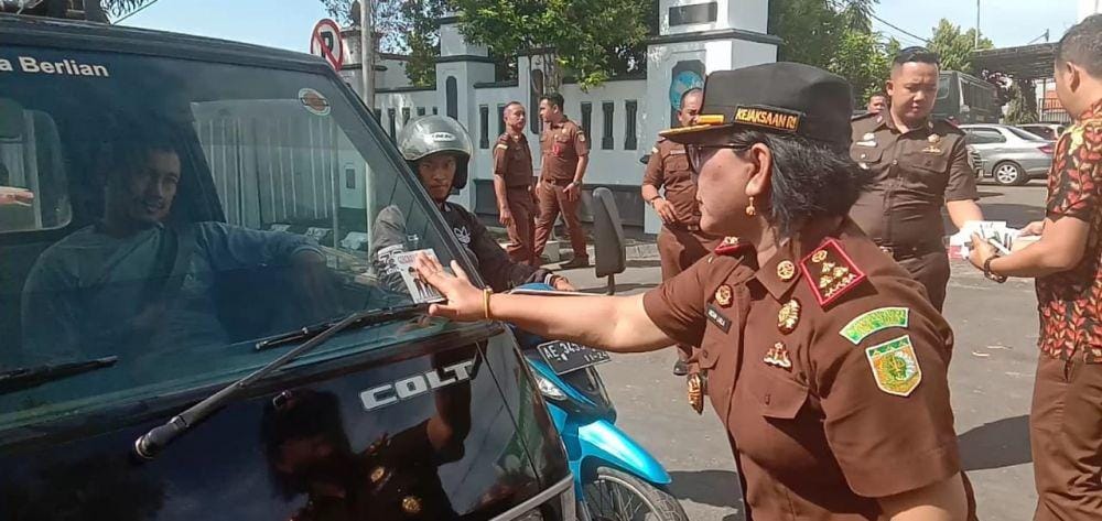 Kepala Kejari Ponorogo Indah Layla menempelken stiker ajakan mencegah korupsi pada Hari Anti Korupsi Sedunia. Dok.IDN Times/Istimewa