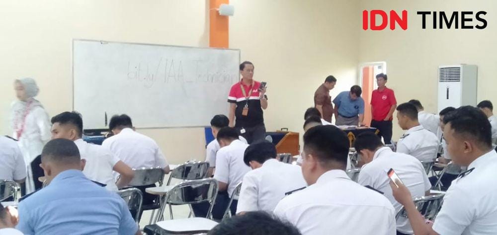 Suasana rekrutmen calon pegawai AirAsia di Kampus STTKD Yogyakarta. IDN Times/Daruwaskita