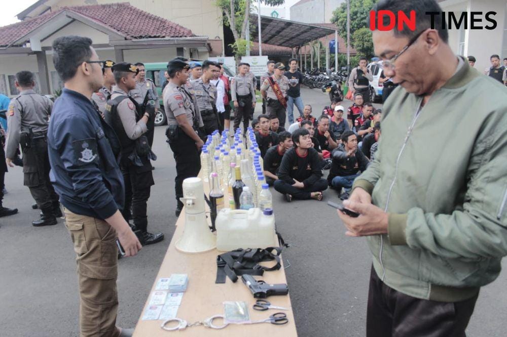 Polres Cimahi amankan sejumlah senjata dan puluhan botol miras yang digunakan untuk aksi premanisme. (IDN Times/Bagus F)