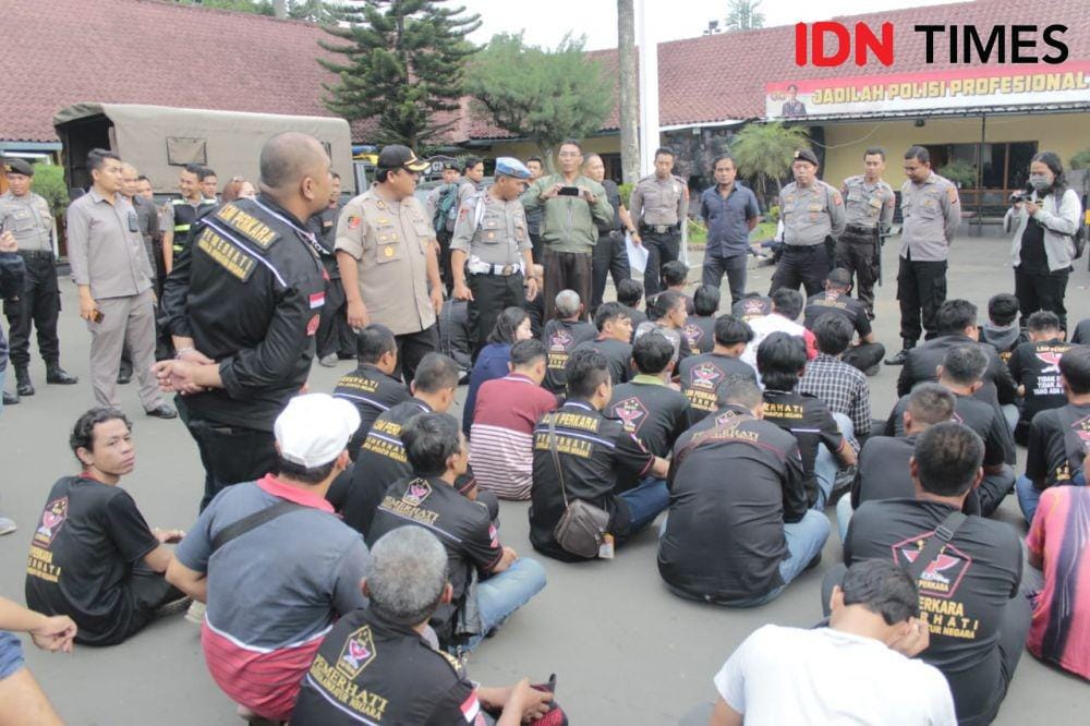 Usai lancarkan aksi premanisme di Bank Arthaprima, 60 anggota LSM Perkara digelandang ke Mapolres Cimahi, Senin (9/12). (IDN Times/Bagus F)