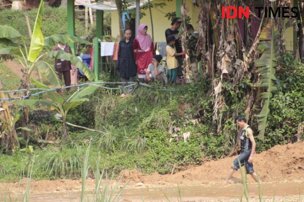 Warga Gununghalu terjebak endapan lumpur di Kampung Hegarmanah, Desa Cilangari, Kecamatan Gununghalu, Kabupaten Bandung Barat (KBB). (IDN Times/Bagus F)
