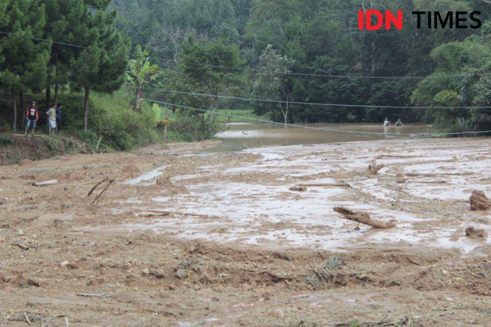 Endapan lumpur di Kampung Hegarmanah, Desa Cilangari, Kecamatan Gununghalu, Kabupaten Bandung Barat (KBB). (IDN Times/Bagus F)