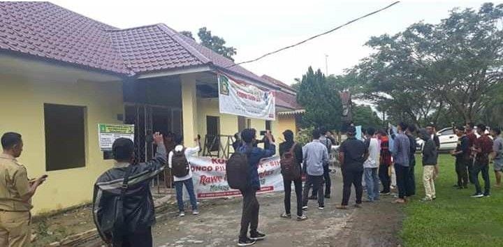 Warga bakar ban di jalan karena jalan gak kunjung diaspal (IDN Times/Handoko)