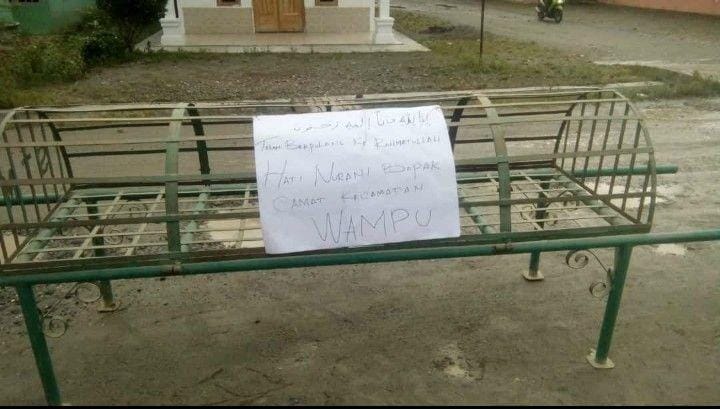 Warga bawa keranda di jalan karena jalan gak kunjung diaspal (IDN Times/Handoko)