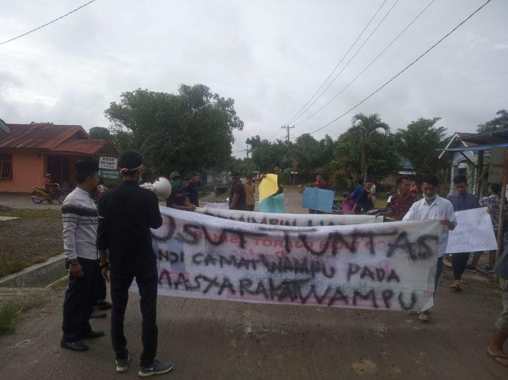 Warga demo karena jalan gak kunjung diperbaiki (IDN Times/Handoko)