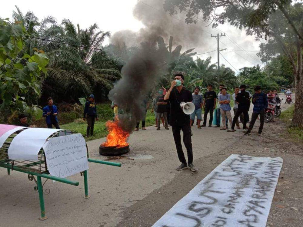 Warga bakar ban di jalan karena jalan gak kunjung diaspal (IDN Times/Handoko)