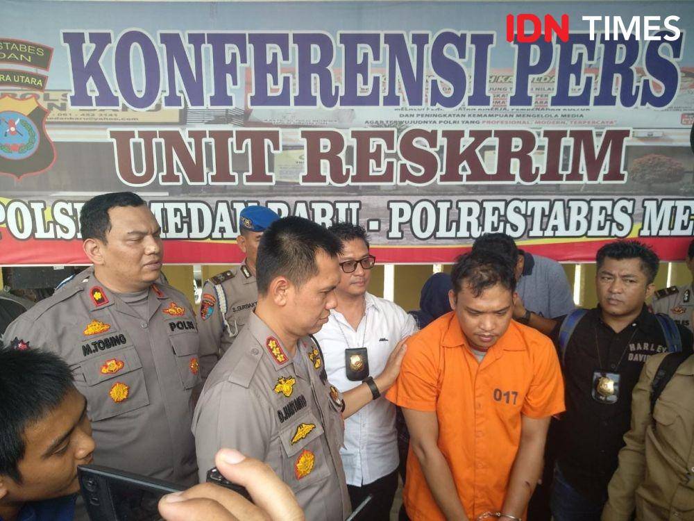 Kapolrestabes Medan Kombes Pol Dadang Hartanto (pegang pelaku) didampingi Kapolsek Medan Baru Kompol Martuasah Tobing (kiri) menginterogasi pelaku saat konferensi pers di Mapolsek Medan Baru, Senin (9/12) (IDN Times/Fadli Times/Fadly Syahputra)