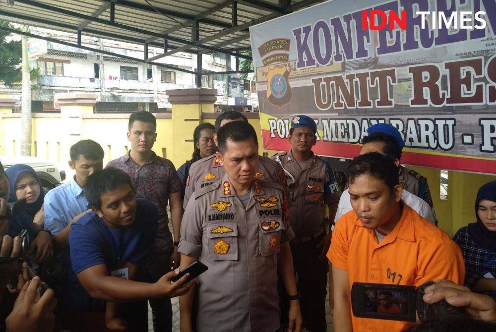 Kapolrestabes Medan Dadang Hartanto menunjukkan pelaku pembunuhan wanita di kamar kos (IDN Times/Fadly Syahputra)