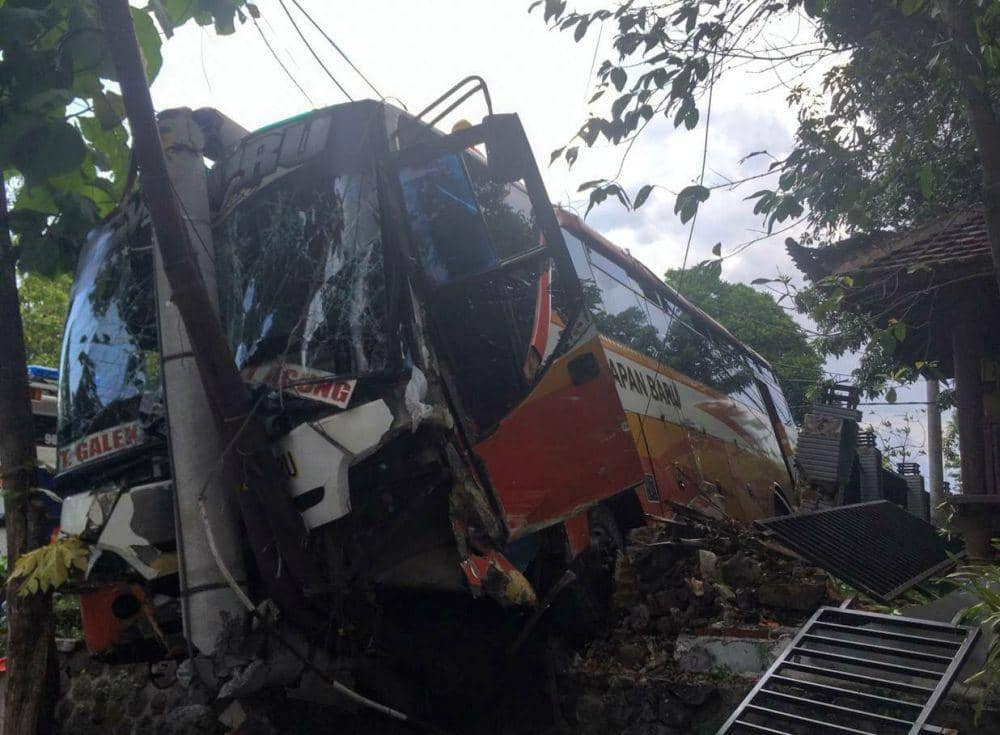 Foto ilustrasi (Bus Harapan Baru ringsek bagian depan setelah menabrak angkot dan tiang. Dok/ Polresta Malang Kota)