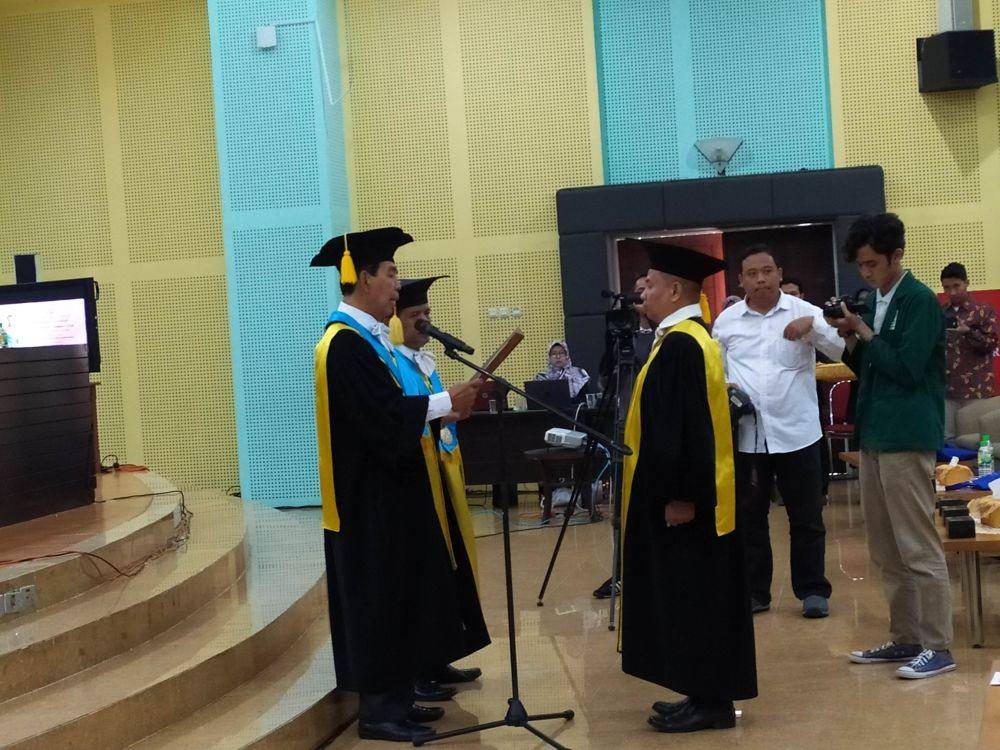 Pengukuhan Iswandi Syahputra sebagai guru besar Fakultas Ilmu Sosial dan Humaniora UIN Sunan Kalijaga pada Selasa (10/12). IDN Times/Siti Umaiyah