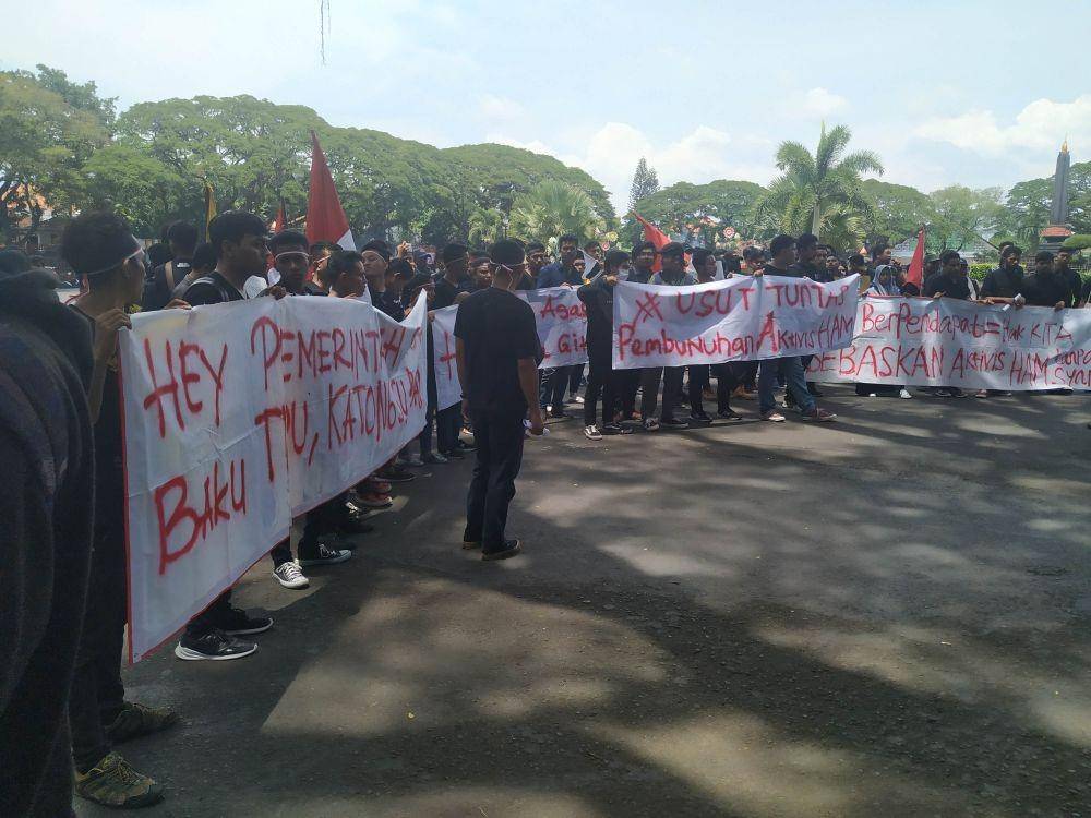 Sejumlah tuntutan disuarakan oleh massa aksi di depan kantor DPRD kota Malang, Selasa (10/12/2019). IDN Times/ Alfi Ramadana