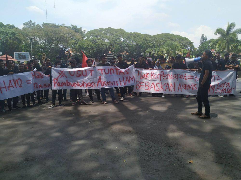 Massa melakukan orasi secara bergantian untuk menyampaikan tuntutan mereka. IDN Times/ Alfi Ramadana