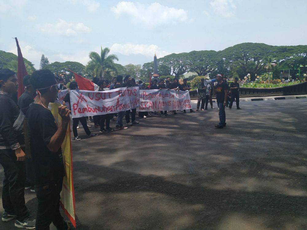 Massa meminta pemerintah segera membebaskan aktifis HAM yang sedang ditahan. IDN Times/ Alfi Ramadana