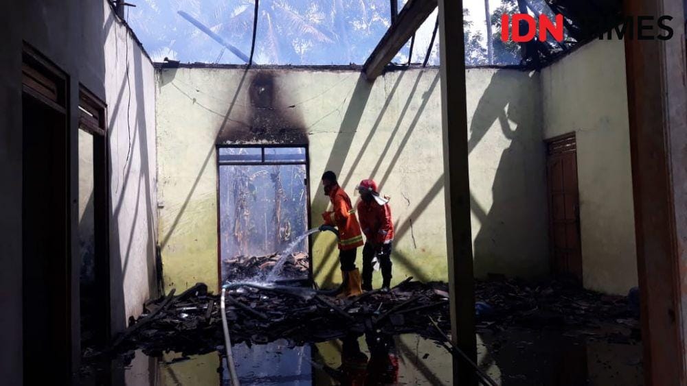 Rumah milik Adi Kasinun (72) warga Desa Cerme, Kecamatan Panjatan, Kabupaten Kulon Progo ludes diamuk si jago merah, Selasa pagi (10/12). IDN Times/Daruwaskita