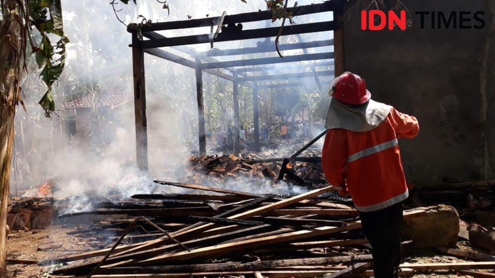 Rumah milik Adi Kasinun (72) warga Desa Cerme, Kecamatan Panjatan, Kabupaten Kulon Progo ludes diamuk si jago merah, Selasa pagi (10/12). IDN Times/Daruwaskita