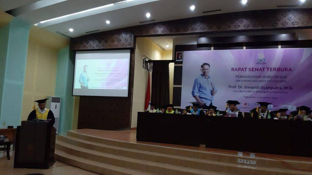 Pengukuhan Iswandi Syahputra sebagai guru besar Fakultas Ilmu Sosial dan Humaniora UIN Sunan Kalijaga pada Selasa (10/12). IDN Times/Siti Umaiyah
