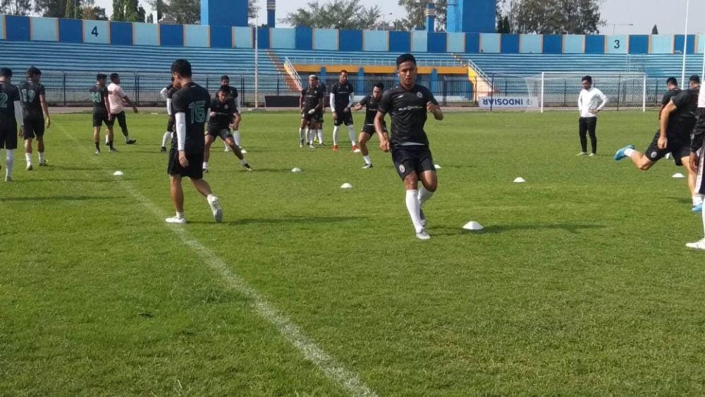 Pemain PSS Sleman saat menjalani sesi latihan di Stadion Surajaya Lamongan. IDN Times/Imron