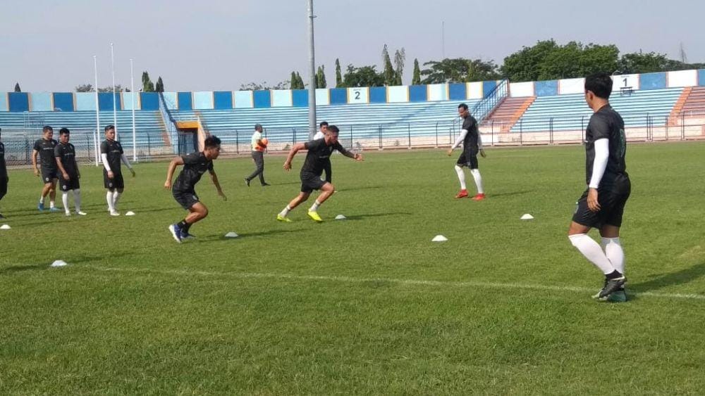 Pemain PSS Sleman saat menggelar latihan di Stadion Surajaya Lamongan. IDN Times/Imron