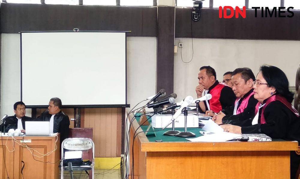 Hakim PN Palembang mendengar kesaksian terdakwa pemberi proyek Robi Okta Fahlevi (IDN Times/Sidratul Muntaha)
