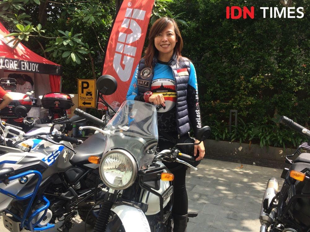 Dina Zildea sedang menaiki royal enfield setelah selesai riding dalam kegiatan GIRLS RIDE OUT. 8 Desember 2019. IDN Times/M. Tarmizi Murdianto