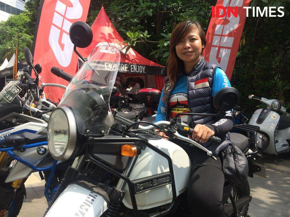 Dina Zildea, lady biker khusus ducati sedang menaiki motor royal enfield seusai riding dalam kegiatan Girls Ride Out. 8 Desember 2019. IDN Times/M. Tarmizi Murdianto