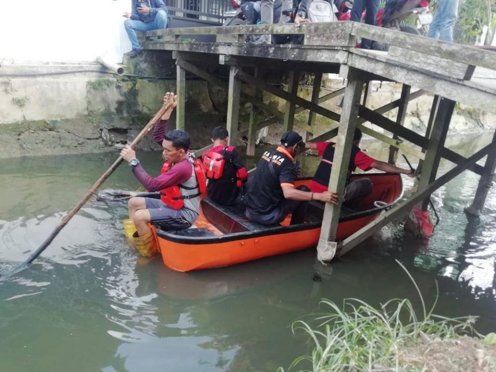 Tim gabungan polisi dan sukarelawan saat menelusuri bagian tubuh balita tanpa kepala. (Dok. Info Taruna Samarinda)