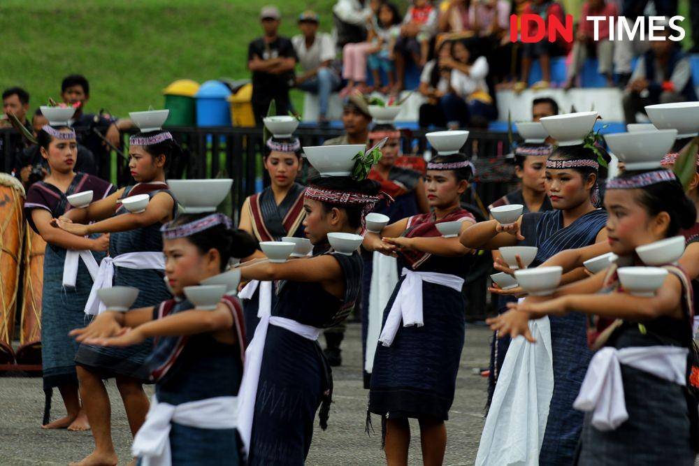 Tortor Sipitu Cawan juga menjadi daya tarik pengunjung Festival Danau Toba 2019 (IDN Times/Prayugo Utomo)