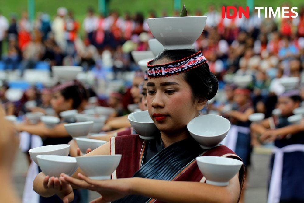 Tarian Sipitu Cawan khas Batak Toba menjadi daya tarik tersendiri selain pemecahan rekor MURI pemakaian Bulang Sulappei terbanyak dalam Festival Danau Toba 2019 Simalungun (IDN Times/Prayugo Utomo)